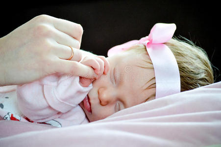 抱着父母的熟睡婴儿近距离抚摸新生儿