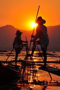 英勒湖的渔夫日落。