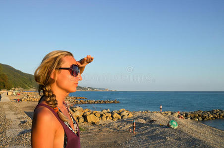 夕阳下的海边女人图片