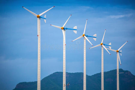现代风力发电机绿色能源图片