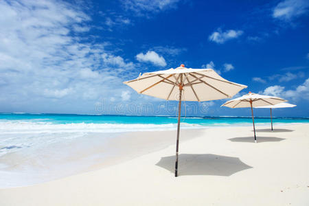 热带海滩上的雨伞