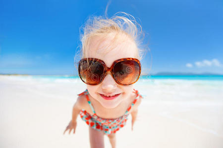 海滩度假小女孩图片