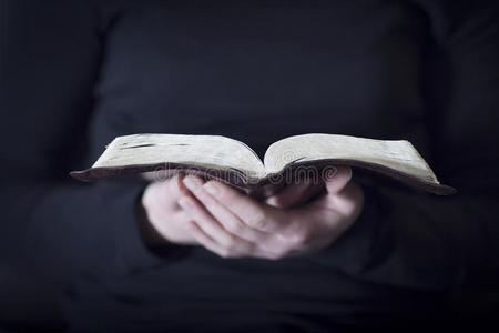 读圣经的女人照片