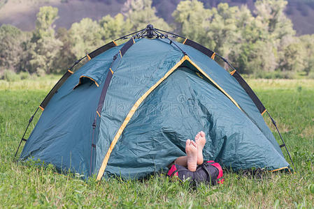 睡在帐篷里的游客