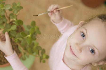 清洁花叶的小女孩画像