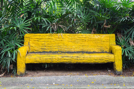花园里的黄色长凳