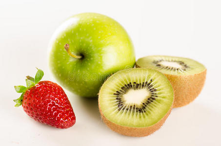 新鲜成熟的青苹果猕猴桃和草莓
