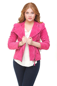 穿粉红色夹克的漂亮年轻女子