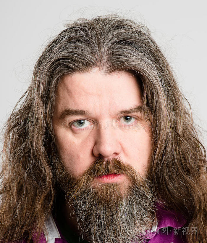 严肃人物肖像真人高清灰色背景照片-正版商用图片0mr42n-摄图新视界