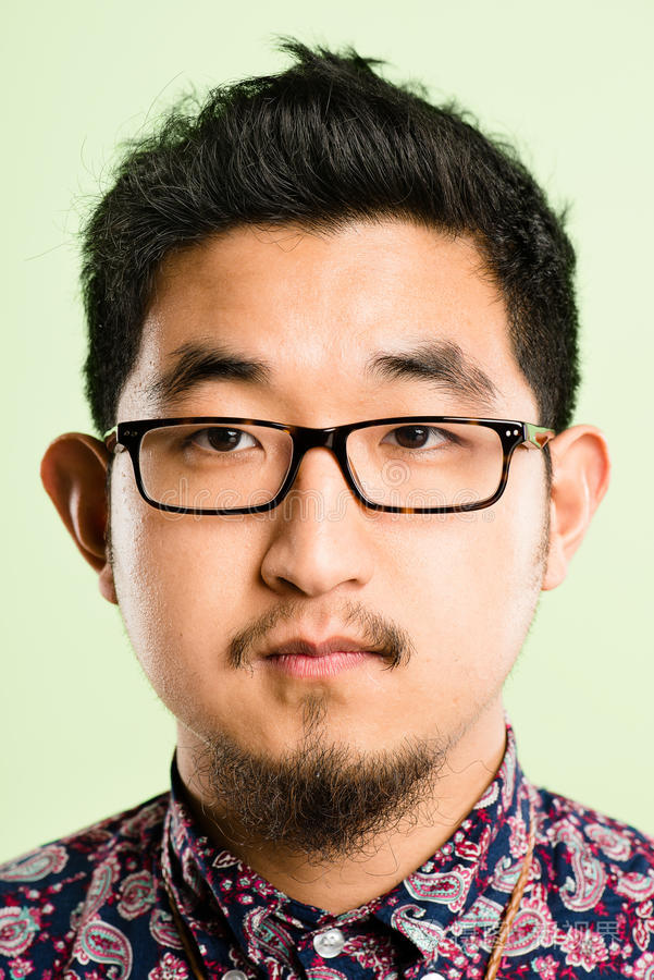 严肃人物肖像真人高清绿色背景照片-正版商用图片0mr4me-摄图新视界