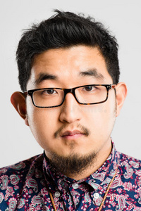 严肃人物肖像真人高清灰色背景照片