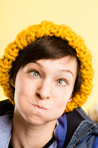 女帝高清搞笑女写真真人高清黄色背景照片