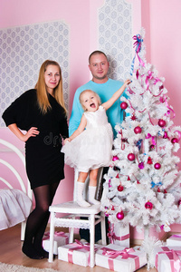 带着父母的小女孩一棵白色的圣诞枞树