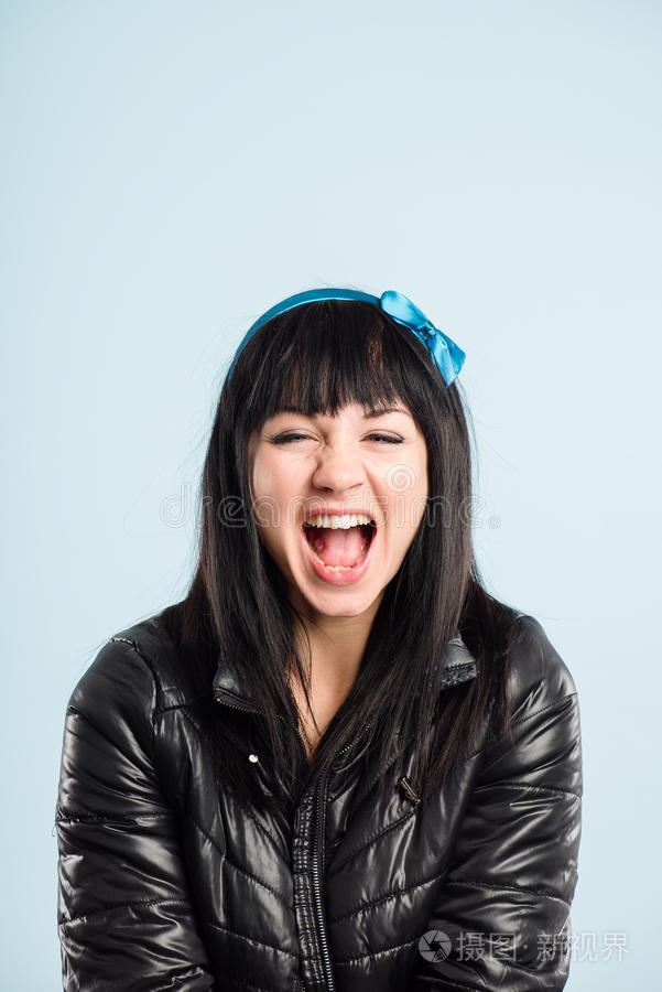 搞笑女性肖像真人高清蓝色背景