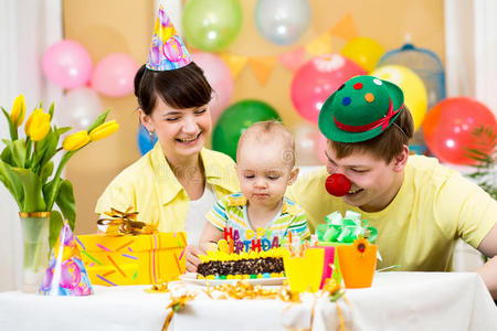 一家人庆祝女婴一岁生日