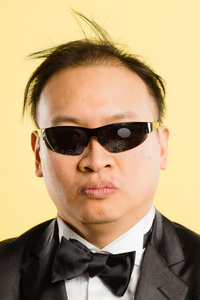 搞笑人像真人高清黄色背景照片