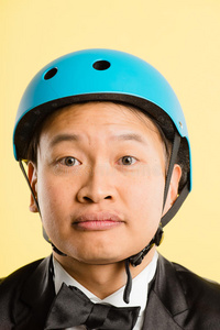 搞笑人像真人高清黄色背景照片