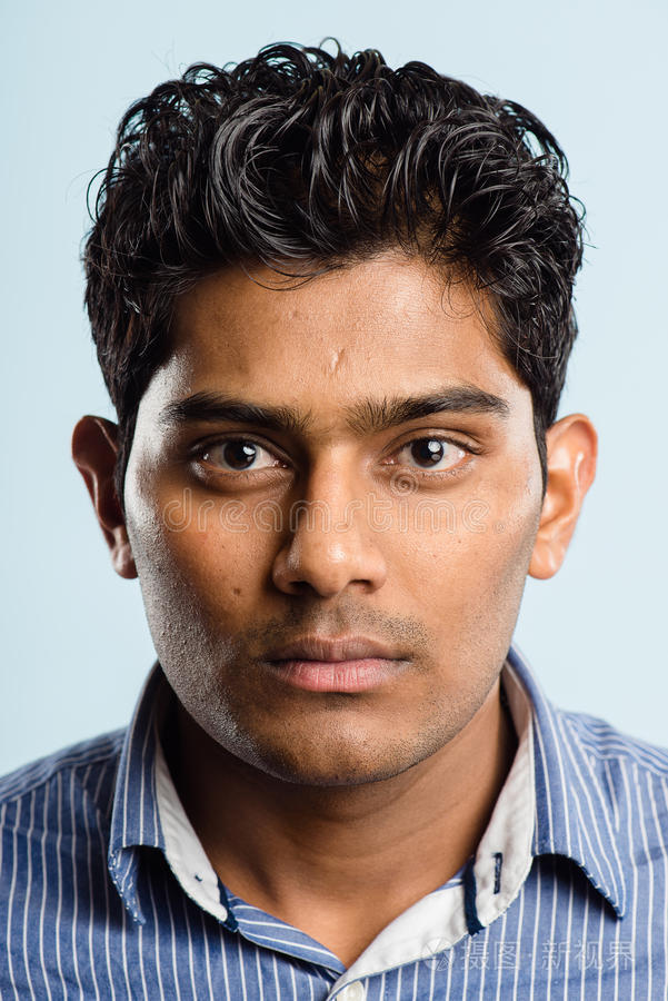 严肃人物肖像真人高清蓝色背景照片-正版商用图片0mrabk-摄图新视界