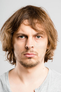 严肃人物肖像真人高清灰色背景照片