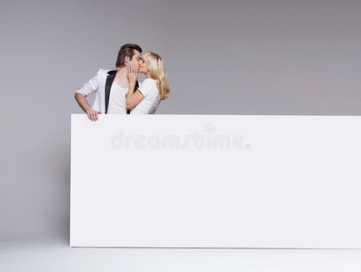 一对亲吻的年轻夫妇的照片