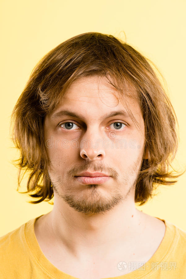 严肃人物肖像真人高清黄色背景照片-正版商用图片0mrbhm-摄图新视界