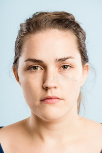 严肃女性肖像真人高清绿色背景照片