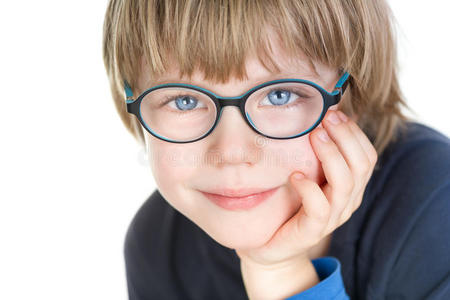 可爱可爱戴眼镜的男孩