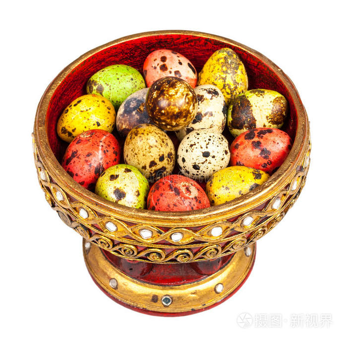 兰纳托盘中的彩色鹌鹑蛋小鸟蛋