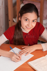 在笔记本上做作业的女孩