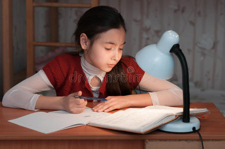 这个女孩做作业很累在健身房跑步后躺在跑步机上的胖累女人懒肥胖女人