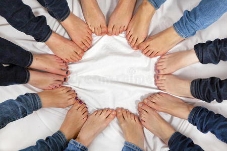 女孩子的脚围成一个圈抑郁-街上可怜的人宝宝只在