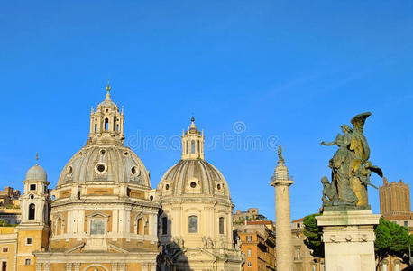 罗马教堂和图拉真柱
