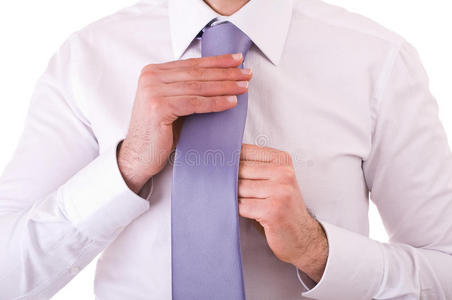 商人调整领带。