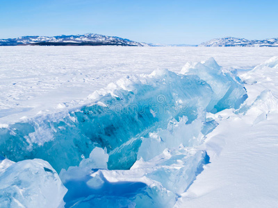 加拿大育空湖的冰压脊