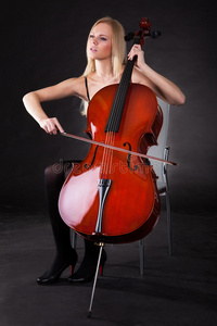 弹大提琴的漂亮年轻女子