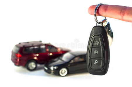 白色背景的钥匙和汽车