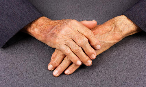 老人手特写图片
