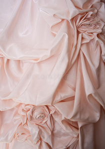 一件粉红色的婚纱，有花卉的细节