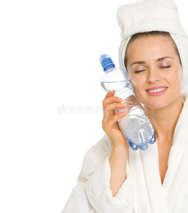 穿着浴衣拿着水瓶的年轻女子