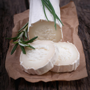 新鲜山羊奶酪照片
