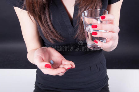 吃药的女人照片