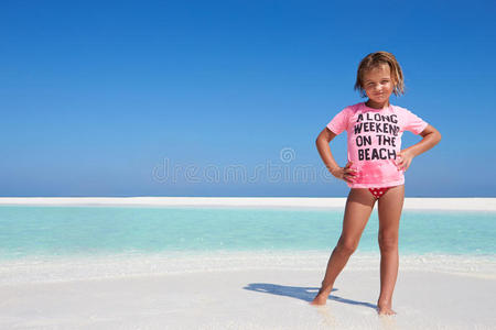 享受海滩度假的年轻女孩