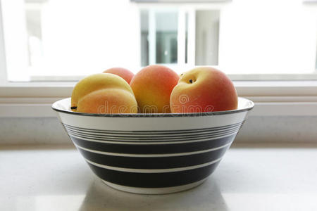 碗里的桃子