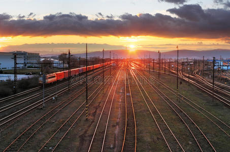 日落时分有火车和许多线路的铁路