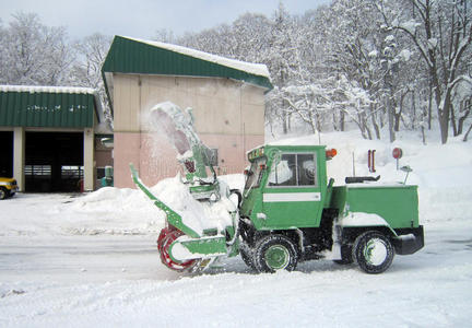 扫雪车，清除街道上的积雪