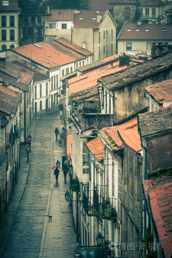 下载小样发票合同问题/举报鹅卵石弯道古董房狭窄街道的屋顶景观河堤