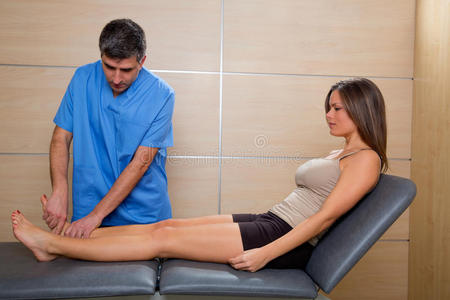 男女医生踝关节活动疗法