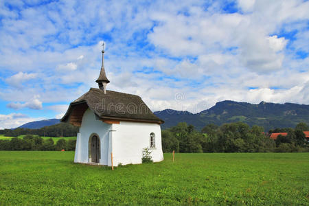 绿草地上的小教堂