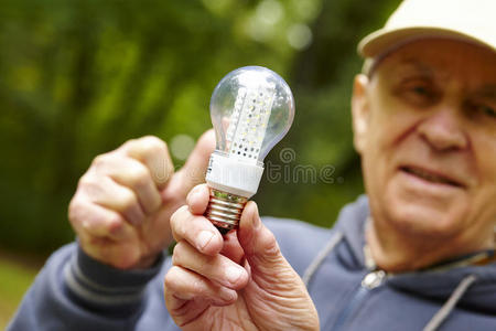 老人展示生态二极管灯泡