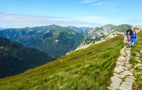 夏季塔特拉山波兰和家庭在路上